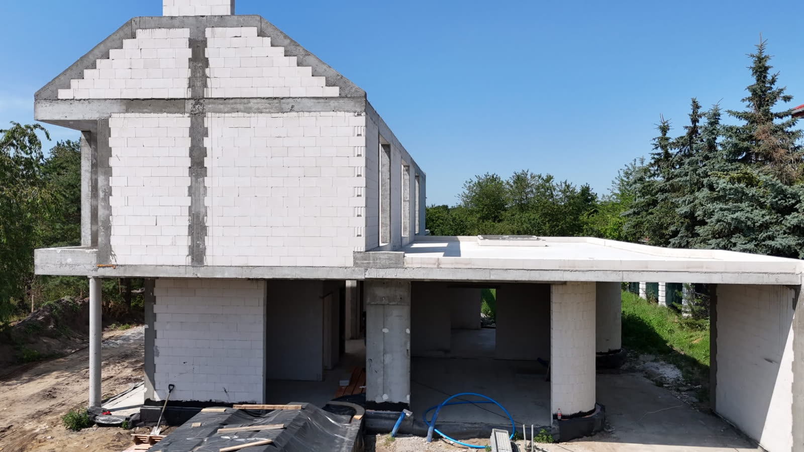 Dom Józefów – realizacja Kryzma — elewacja ze ścianą szczytową z bloczków silikatowych