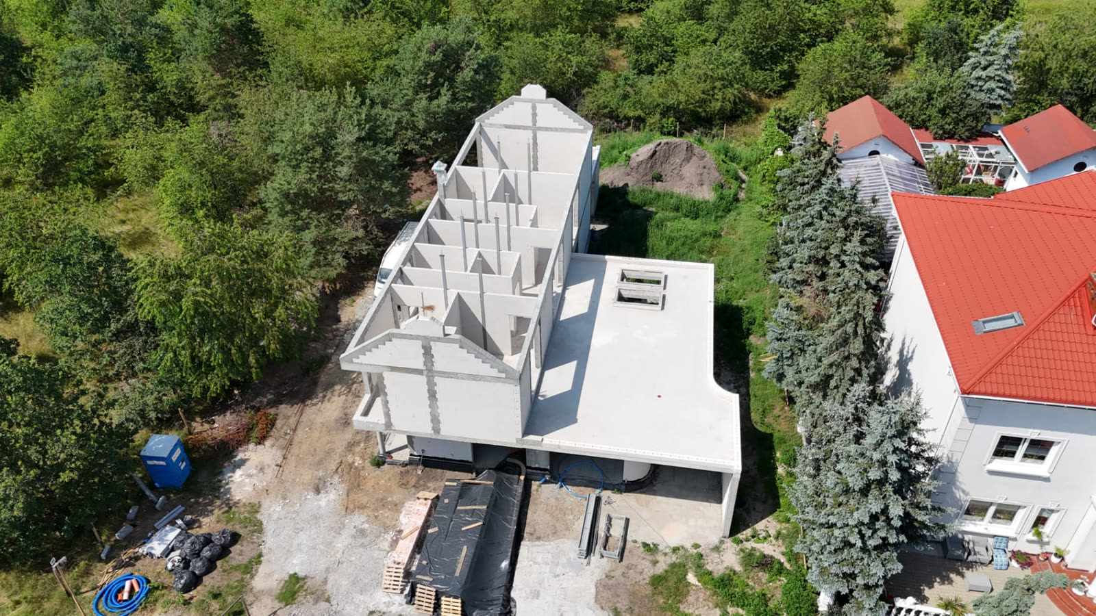 Dom Józefów – realizacja Kryzma — ujęcie z góry na bryłę budynku i otoczenie działki