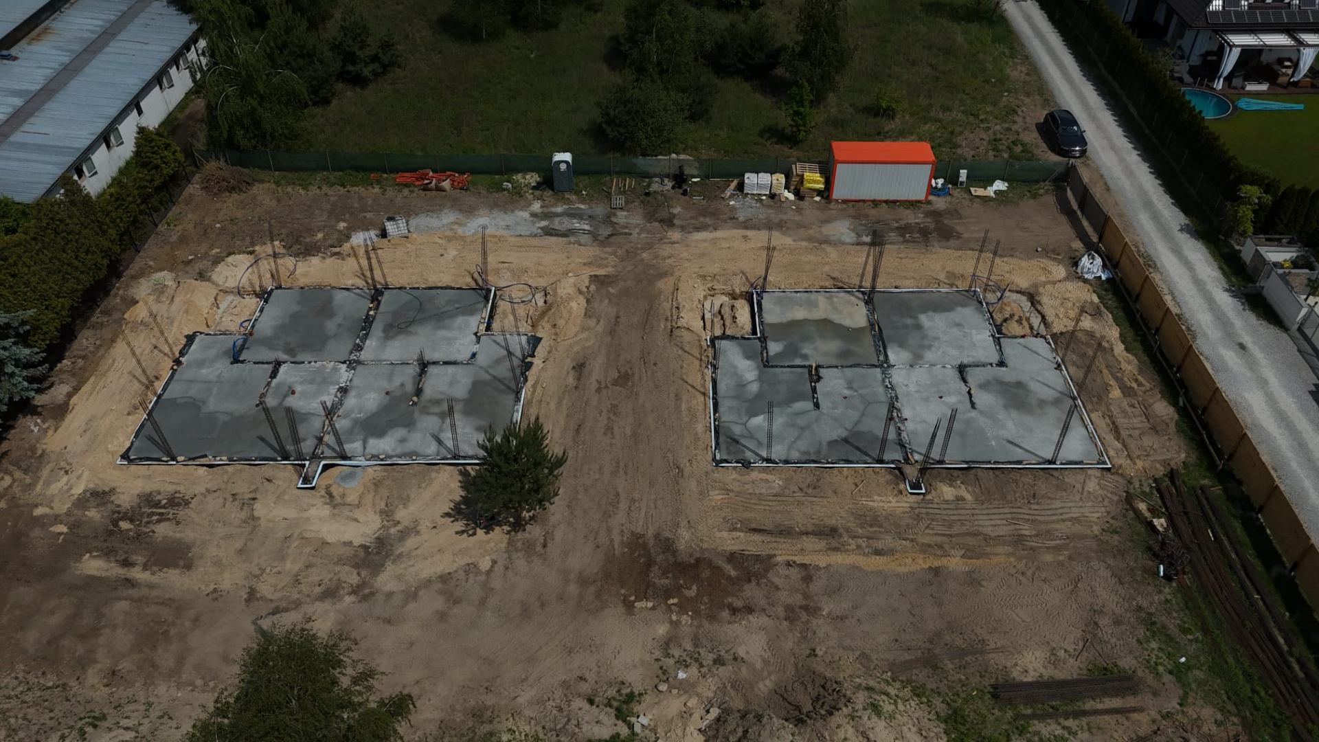 Podkowy Józefów — widok z lotu ptaka na dwa fundamenty budynków