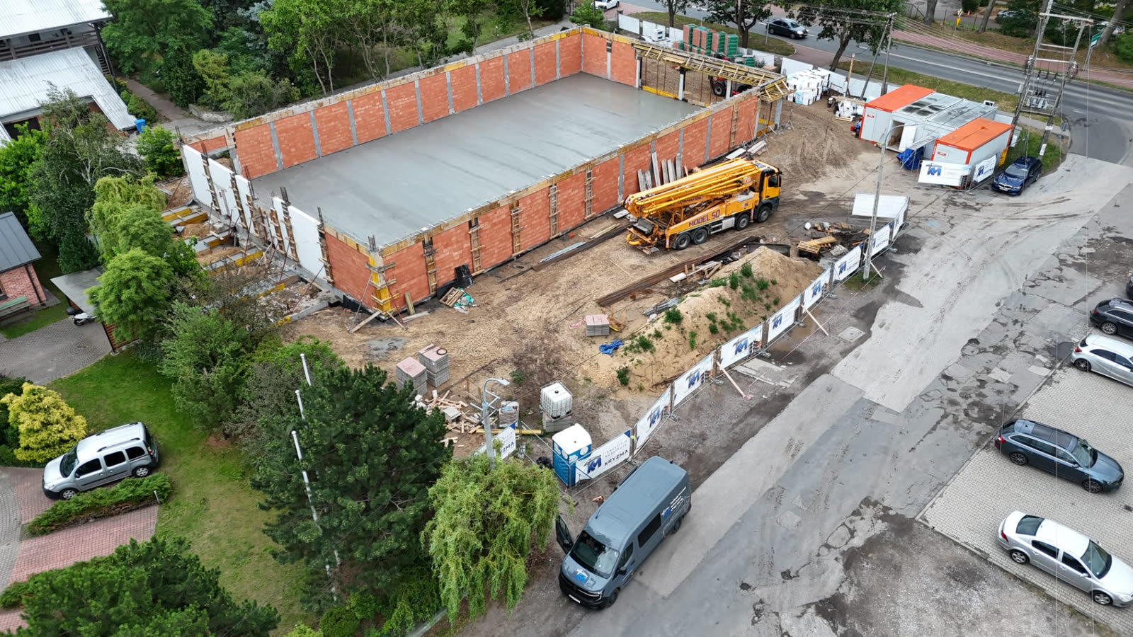 Zielonki – Parcela Stokrotka — plac budowy z zapleczem i pompą do betonu