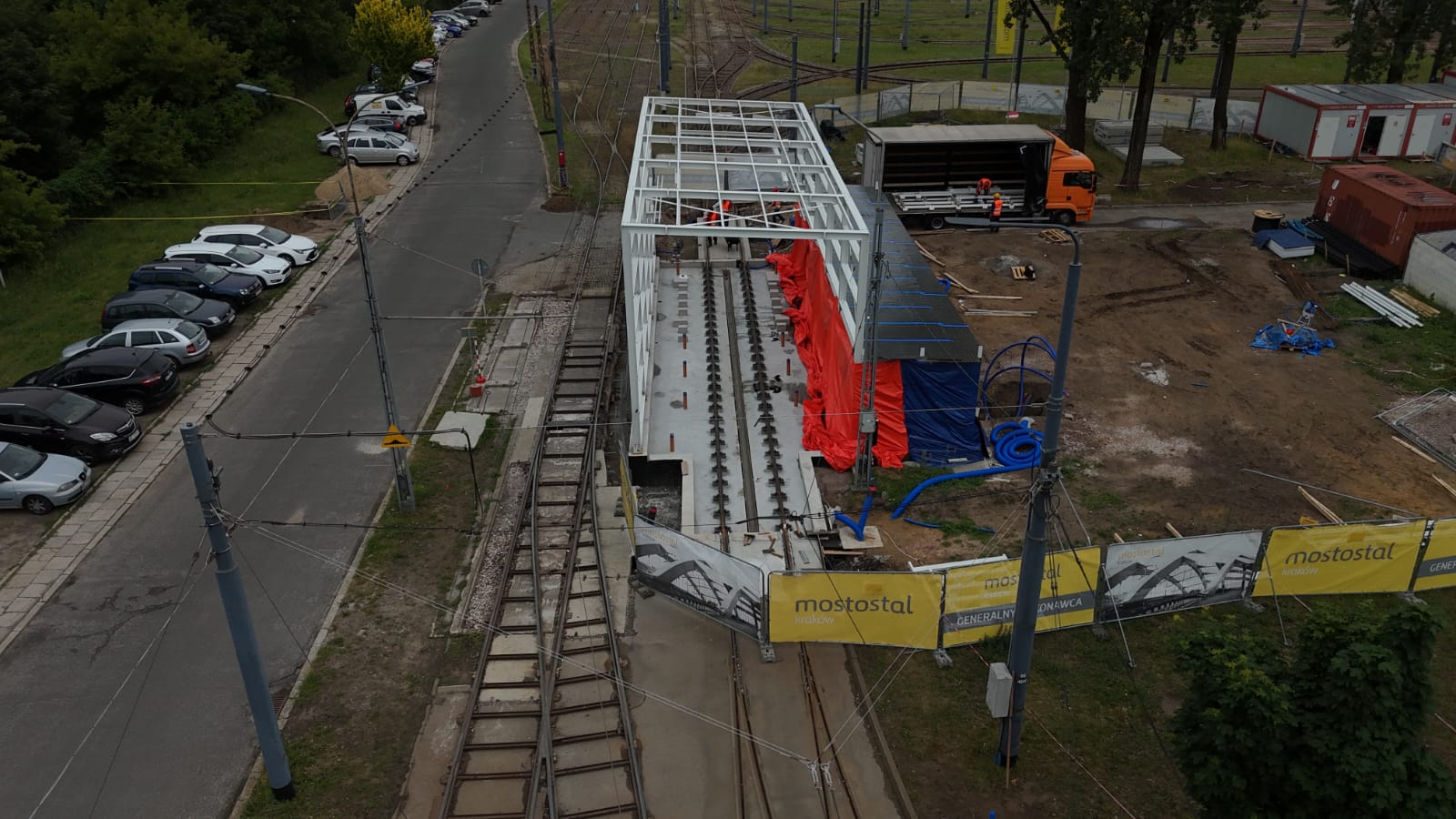 Myjnia Żoliborz — ujęcie z góry na peron i konstrukcję stalową